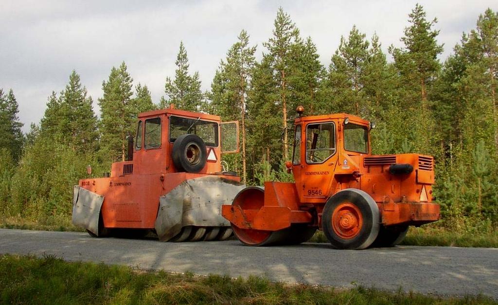 7 Kuva 7. SOP koerakenteilla käytetty tiivistämiskalusto; vasemmalla kumipyöräjyrä ja oikealla kumivalssijyrä.