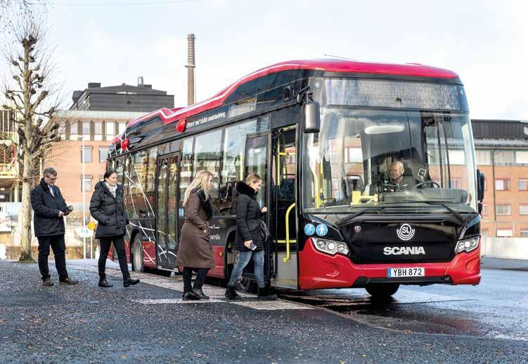 TESTIRYHMÄ pscania kokeilee sähkömagneettiseen induktioon perustuvaa pikalatausta, jolloin ei lataustolppaa tarvittaisi. Kuva Scania/Dan Boman. PALJONKO TOLPPIA TARVITAAN?