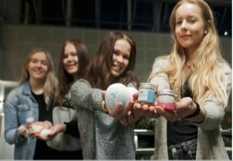 JA on maailman laajin yrittäjyys- ja kuluttajakasvatusta nuorille tarjoava organisaatio. Verkosto tavoittaa vuodessa yli kymmenen miljoonaa oppilasta 121 maassa.