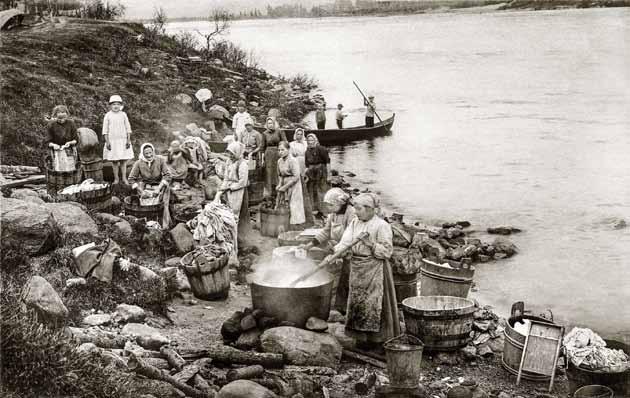 Seinällä vitriinien välissä: Muotokuva: Hugo Richard Sandbergin (1849-1930) muotokuva Öljyvärimaalaus legendaarista Hugo Richard Sandbergista on tehty vuonna 1925.