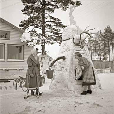 lasikuution esineet 1950-70-luvut Sähkömankeli Sähkömankeli oli edistyksellinen sähköinen kodinkone, joka helpotti naisten arkitöitä.