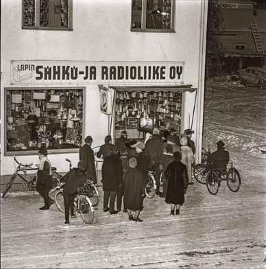 Ylen lähetykset alkoivat näkyä Rovaniemellä 1964. Kun ei ollut omaa televisiota, sitä katsottiin vaikka näyteikkunasta. Kuvaaja: Lauri Alanärä.