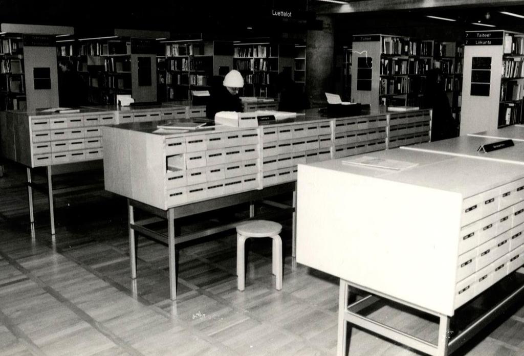 Kortistolaatikko oli pääkirjastossa käytössä 1990-luvun loppuun asti.