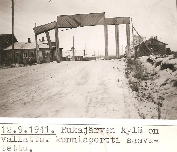 Hän tervehti joukot ja suoritti katselmuksen torvisoittokunnan soittaessa.