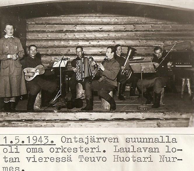 varustettu sali näyttämöineen, kirjastohuone ja keittiö.