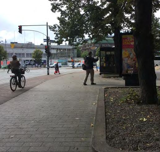 Jalankulkijan on syytä pitää silmät auki pyöräilijöiden osalta myös bussipysäkin kohdalla. Jalankulku risteää kahdessa kohtaa vilkkaan autoliikenteen kanssa liikennevaloissa.