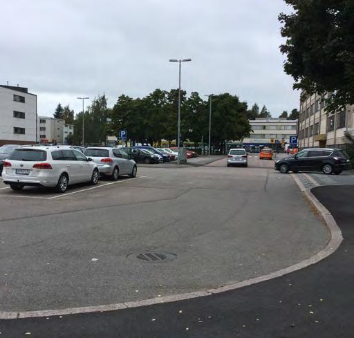 Väljää katutilaa rajaa Oulunkyläntorin puolella Tapio Rautavaaran puisto puineen.