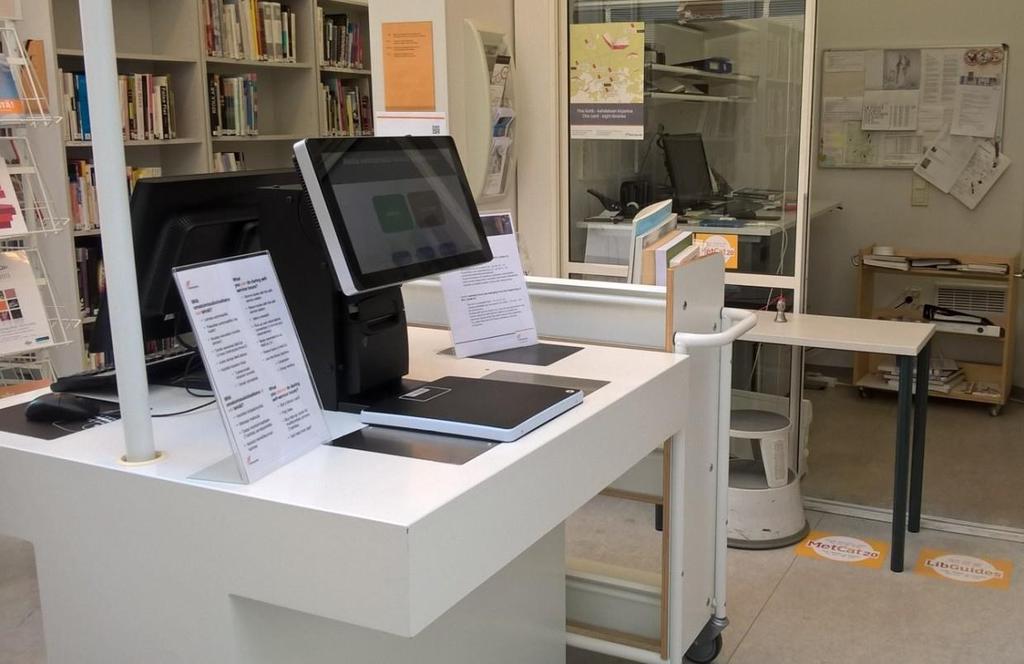 8 Kuva 4. RFID-lainausautomaatti (13). Käytännön lainaustapahtuma kirjastossa on seuraavanlainen. Henkilöllä edellytetään olevan kirjastokortti lainausta varten.
