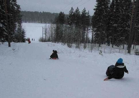 .1. oli luvassa raitaa lukion käytäville ja myöhemmin muuta väriloistoa. Uudistamista kaipasi myös opiskelijakunnan huone.