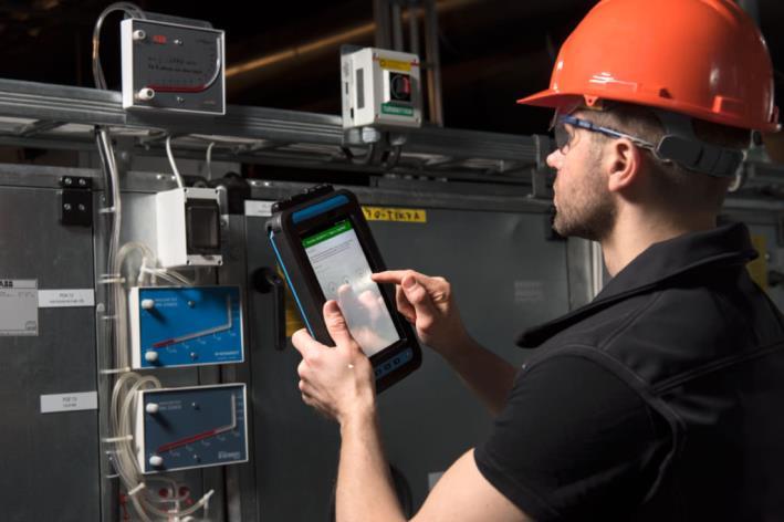 IoT / Industrial Internet cases IoT solution to transmit and analyze data from a hardware calibrator Solution that transmits data from off-theshelf IoT sensors on several different types of equipment