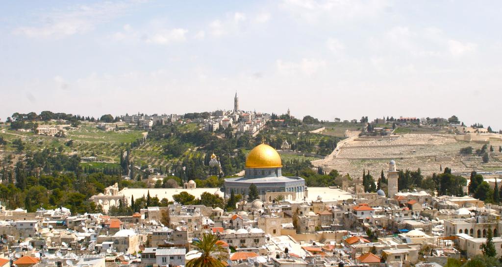 Jerusalem piiritettynä Kaupungin menneisyydestä Nimi Jerusalem tarkoittaa rauhan maja.1 Tarkasteltaessa sen historiaa, nimi vaikuttaa ironiselta.