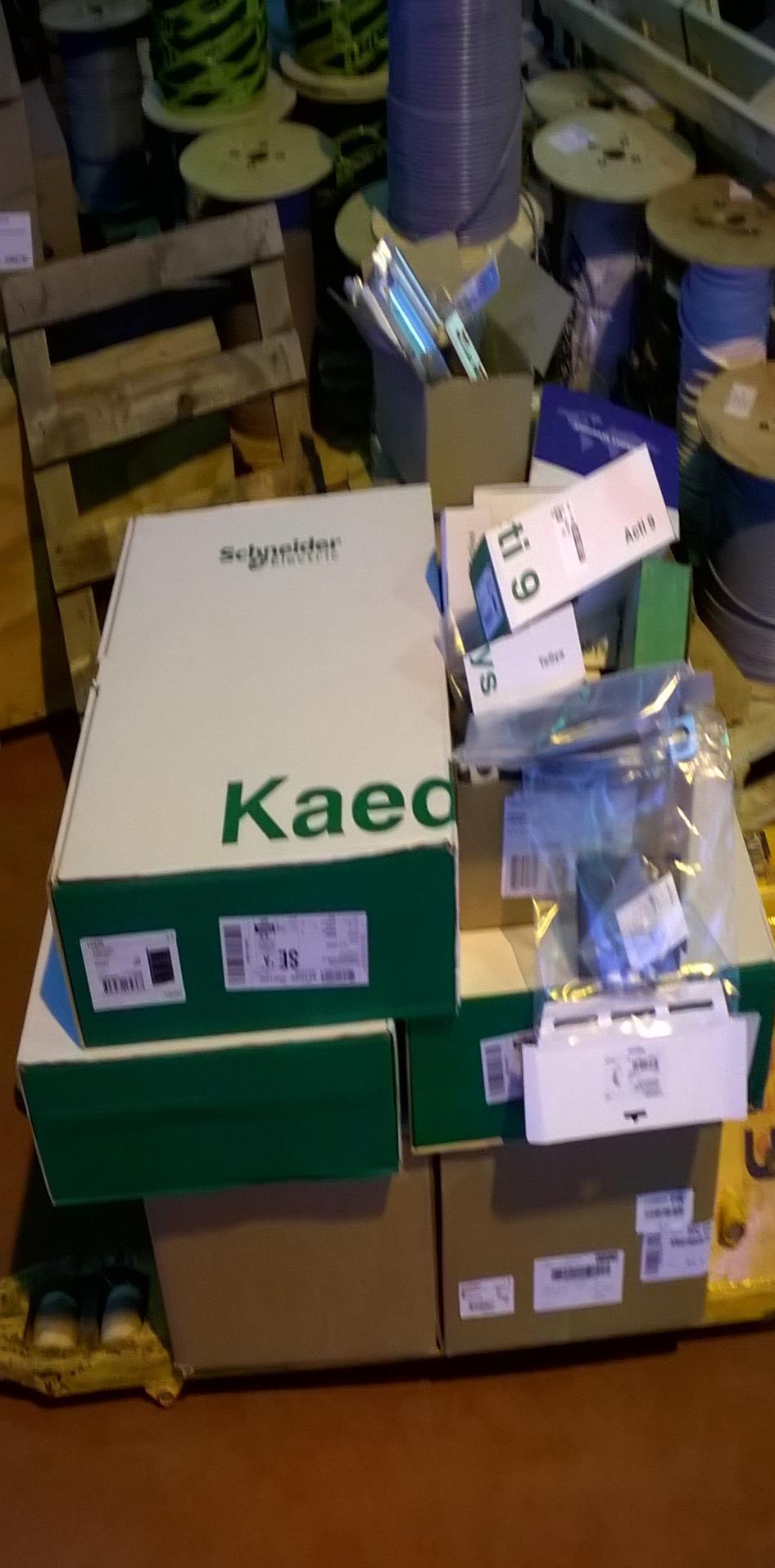 7 KUVA 2. Tavarat saapuvat Keskusten pohjalevyt tehtyäni sijoitin komponentit asennuskiskoihin.
