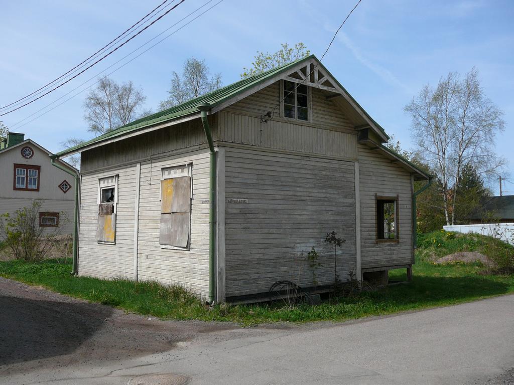 Muualla Uudessakylässä jatkuu rakennusten ja detaljien monimuotoisuus.