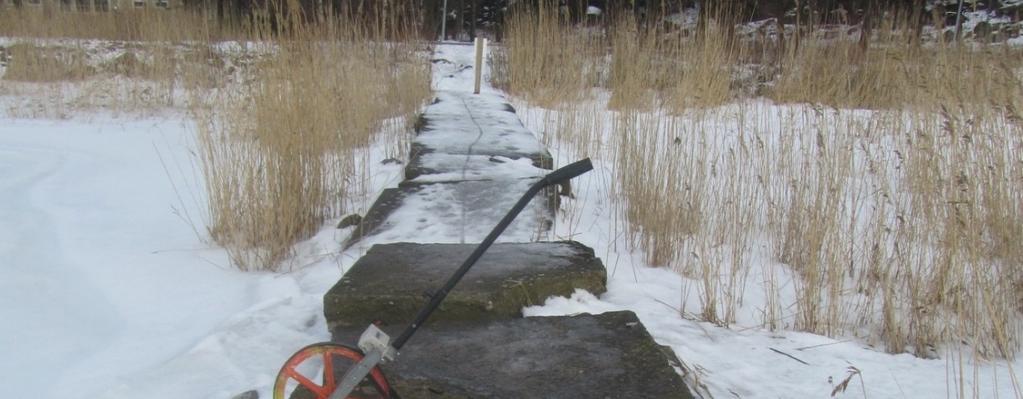 (Nuottatie 8) Rakenne koostuu kivipenkereestä, jonka varaan on ladottu