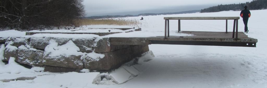 Kiviarkun sisus on täytetty kivenlohkareilla ja arkun uloimman osan yläpintaan on valettu pieni betoninen antura.