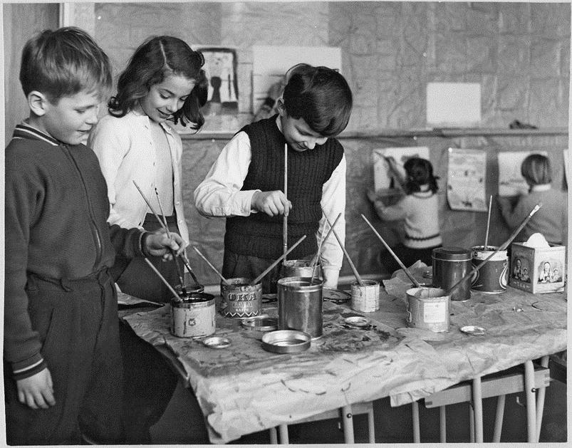 Le cours d arts plastiques Un mardi, en cours d arts plastiques, les enfants devaient faire une peinture à trois. La peinture devait être un paysage. Petteri, Emma et Jaakko étaient un groupe.