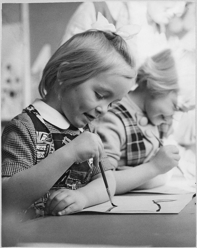 Histoires surprenantes à l école C est une nouvelle journée d école! Aujourd hui, on a arts plastiques mais notre maitresse est absente.