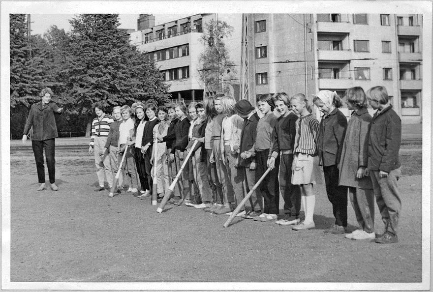 - Grand-mère est-ce que tu peux raconter ton historie de sport à l école? - Bien sûr! Le 14 avril 1964, à l école il y a eu un concours d athlétisme.