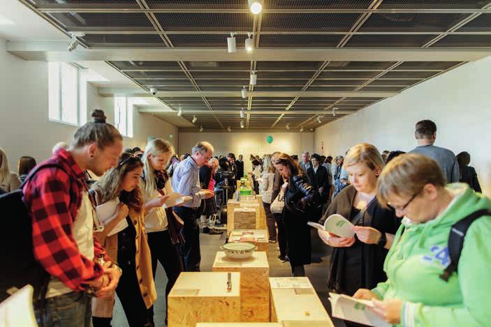 HELSINGIN KAUPUNGINMUSEO/MAIJA ASTIKAINEN Museum of Broken Relationships näyttelyssä syvennyttiin hiljaa eroesineisiin ja -tarinoihin.