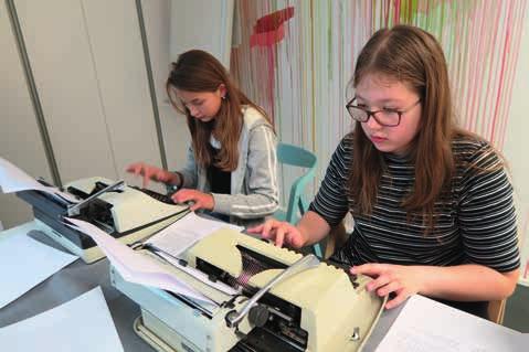 HELSINGIN KAUPUNGINMUSEO/HILKKA VALLISAARI Hanhensulasta tablettiin työpajassa tutustuttiin entisajan kirjoitusvälineisiin kuten nykynuorille oudoiksi käyneisiin kirjoituskoneisiin.