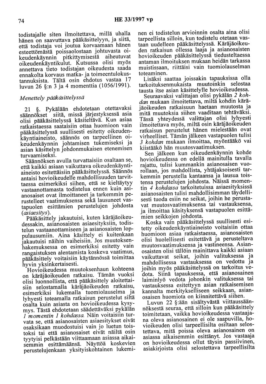 74 HE 33/1997 vp todistajalle siten ilmoitettava, millä uhalla hänen on saavuttava pääkäsittelyyn, ja siitä, että todistaja voi joutua korvaamaan hänen esteettömästä poissaolastaan johtuvasta