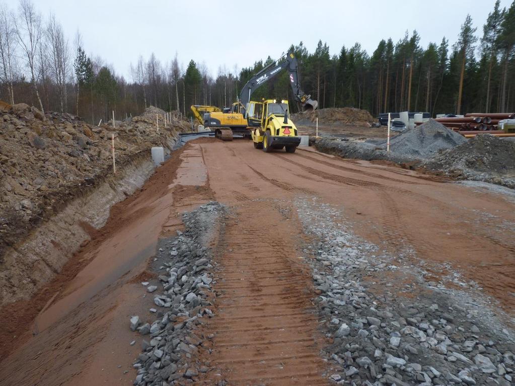 Automaatiotiellä hiekkakerroksen jyräys suoritettiin kahdessa osassa, noin 600 mm:n vahvuisina kerroksina. Ensimmäisen kerroksen jyräyksessä vaarana oli vesihuoltolinjan painuminen ja liikkuminen.