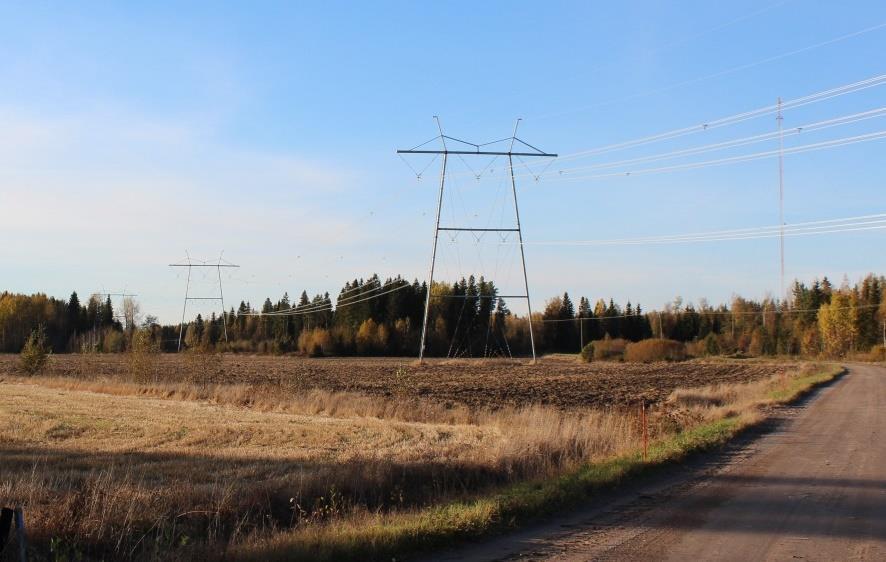 12 (80) Kuva 4-3. Seinäjoki-Tuovila 400+110 kv voimajohto. Suunniteltu 2*110 kv voimajohto sijoittuisi noin 6 kilometrin osuudella sen viereen (Kuva Hans Vadbäck / FCG).