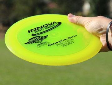 RYSTYHEITTO JA KÄMMENHEITTO Frisbeegolfin perusheittoihin kuuluvat rystyheitto (backhand) ja kämmenheitto (forehand, sidearm).