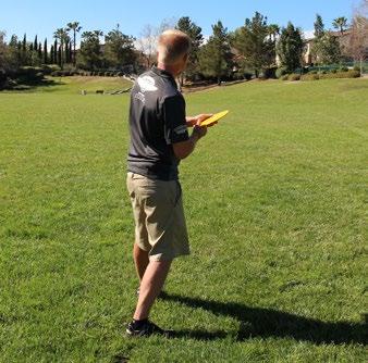 Kämmenheitto paikaltaan Rystyheitto on frisbeegolfin yleisin heittotapa, mutta monelle kämmenheitto voi olla aluksi luontevampi tapa heittää.