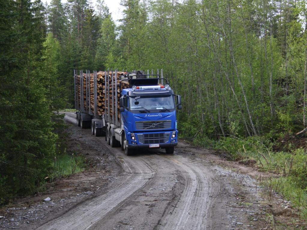 Puutavara-autokalusto tasaisemmassa käytössä kuin puunkorjuukalusto 2010-luvulla puuta on kuljetettu keskimäärin runsaalla 1 300 puutavara-autolla.