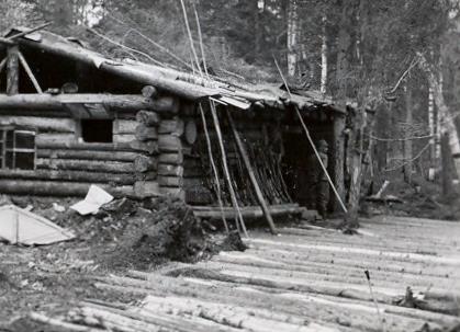 Tunnettu kuvaus: Joka joutui asumaan Joen kenttävartion kämpässä, jossa joskus vettä oli