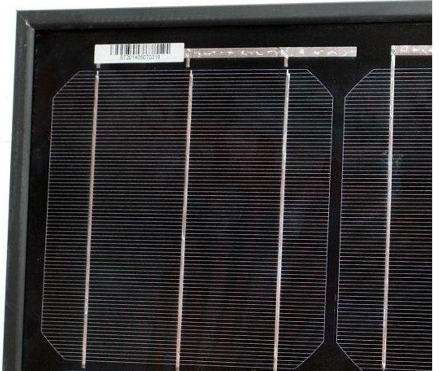 16 KUVA 8. Yksikiteinen piikenno ( GWL Power Ltd, 2017 ) Piipohjaiset ja monikiteiset kennot ovat nykyään yleisin aurinkokennotyyppi. Monikiteisiä kennoja on kohtalaisen yksinkertaista valmistaa.