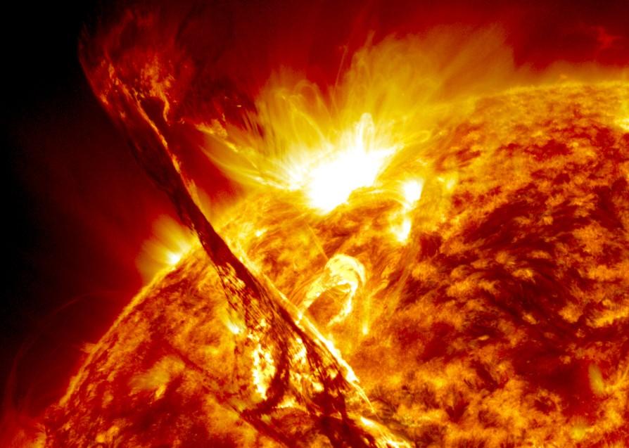 7 KUVA 1. Aurinko säteilee energiaa avaruuteen ( NASA, SDO Gallery, 2017) 2.2 Auringon maahan säteilemä energia Auringon lämpösäteilyä saapuu maan ilmakehän yläosiin 174 000 terawattia (TW).