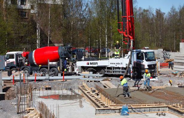 12 Betonista tehdään rakenteita esimerkiksi pilareita, laattoja, lattioita ja elementtejä. Betonirakenne Mattila Oy myy ja valaa vuosittain eri tilaajille 1000 3000 kuutiota betonia. Kuva 1.