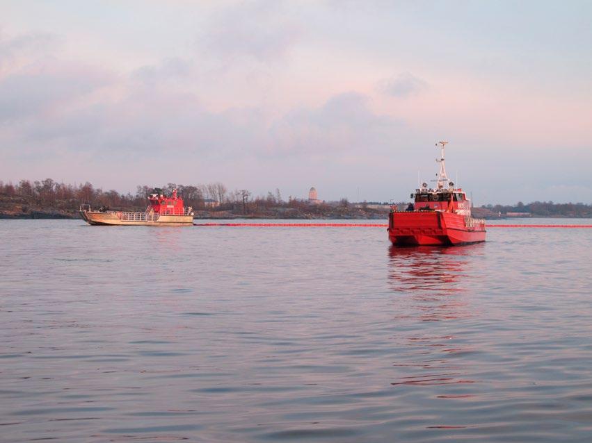 Kuva 14:Öljyntorjuntaa Helsingin merialueella (Rajavartiolaitos).