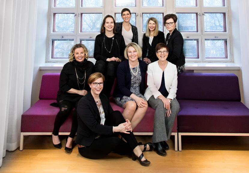 Takana vasemmalta: Anu Kolari, johtaja, henkilöstön kehitys, Laura Pitkänen, johtava asiantuntija, perus terveydenhuolto, Heidi Liesivesi, digimarkkinointipäällikkö, markkinointi ja viestintä,