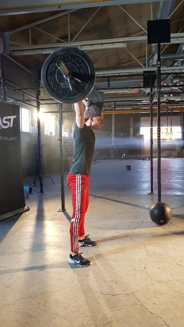 Sallittuja tekniikoita on muscle snatch, power snatch, squat snatch ja split snatch. Toisto on hylätty mikäli tanko osuu urheilijaa hartioihin tai päähän.