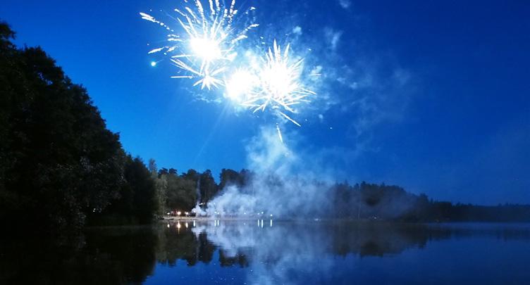 Välittömissä tapahtumissa ihmiset kohtaavat ja kesän tunnelma tiivistyy. Kirpputori avautuu klo 17, lavaohjelmaa klo 18: 3.8. Meiju Suvas 10.8. Imitaattori Martti Koivisto & hovimuusikko Ilkka 17.8. Mikko Alatalo 24.