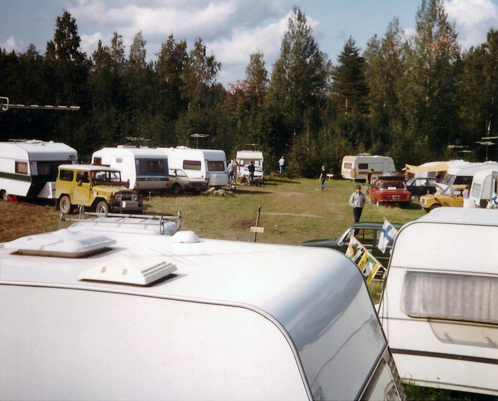 liiton jäsenyydestä. Saimme vastauksen, että emme myönnä eroa, vaan teistä tulee yhdistyksen kunniajäsen. Seuraamme edelleen alan tapahtumia, kun Caravan-lehti kannetaan postiluukkumme.