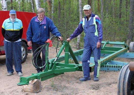 Uusi työkone Tilkunpellon teitä hoitamaan Tilkunpellon ahkerat talkoolaiset Kalevi Muuronen, Kari Sillanpää ja Tauno Valkjärvi tutkailevat uutta lanaa.