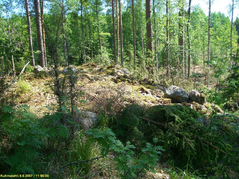 19 Lamminjärven kiviraunio Lamminjärven etelärannalla olevan jyrkähkörinteisen mäen kaakkoisreunalla on kivirakennelma, joka vaikuttaa jonkin rakennuksen perustalta. Siinä olevat kivet ovat n.
