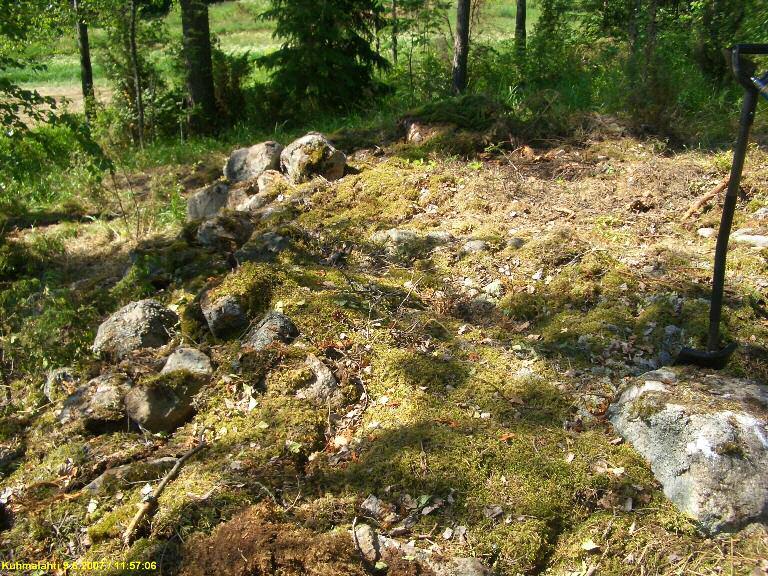 Yllä: kivirauniota ja latomusta,