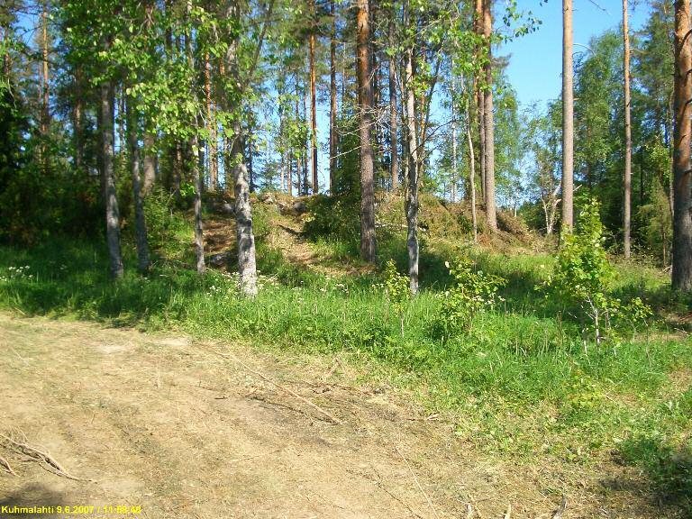 Alla: kiviraunio on kuvan keskellä