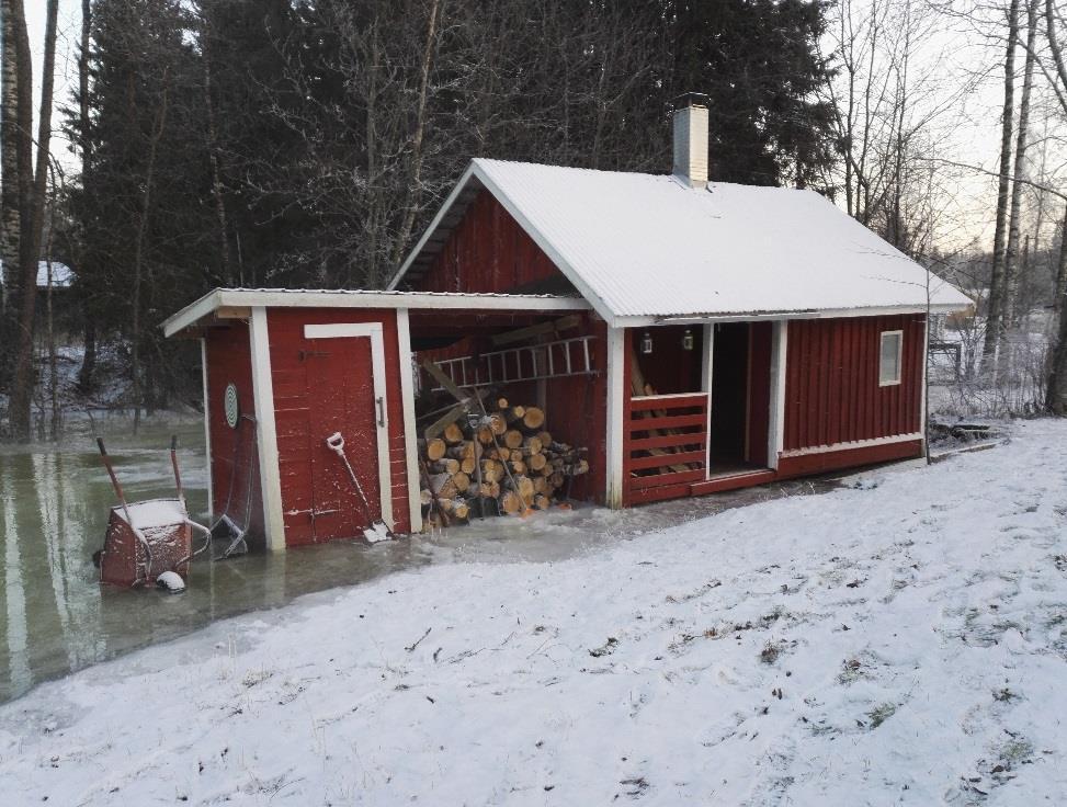 JOHDANTO Tulviin varaudutaan monin eri toimenpitein. Säännöstellyissä vesistöissä tulvahuippua pyritään pienentämään varastoimalla vettä säännösteltyihin järviin.