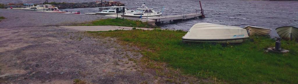 Kalastuslupaa tarvitaan kalastamiseen merialueilla Rödsön edessä ja kalastusseuran vesillä Perhonjoessa. Autolla pääsee venesatamaan, mutta muut rantaan menevät tiet ovat yksityisteitä.