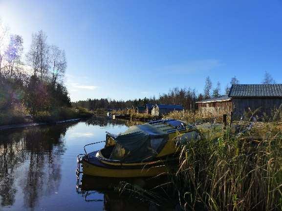 Jokisuulla on hienoja vanhoja venevajoja, vesillelaskupaikka sekä aivan