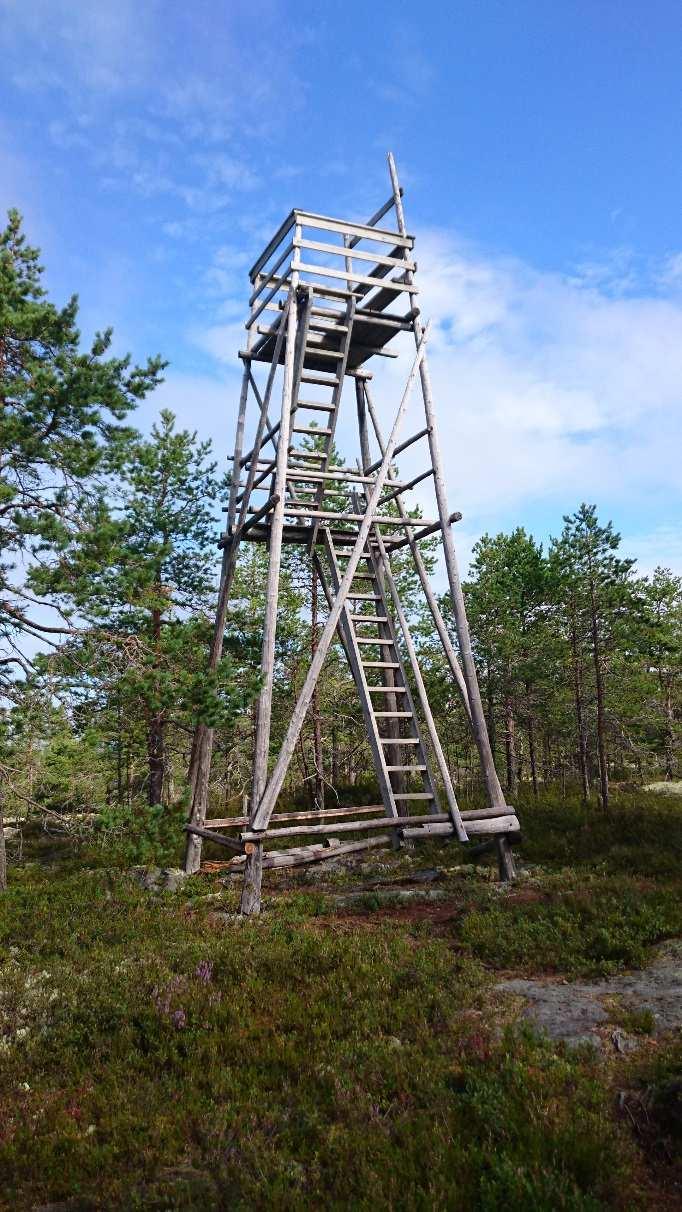 Näköalatorniin johtaa jyrkät rappuset Upeat kalliot 4.61 Vändörenin lintu- ja näköalatorni A Vändörenin lintu- ja näköalatorni (63 53.497 N 22 53.