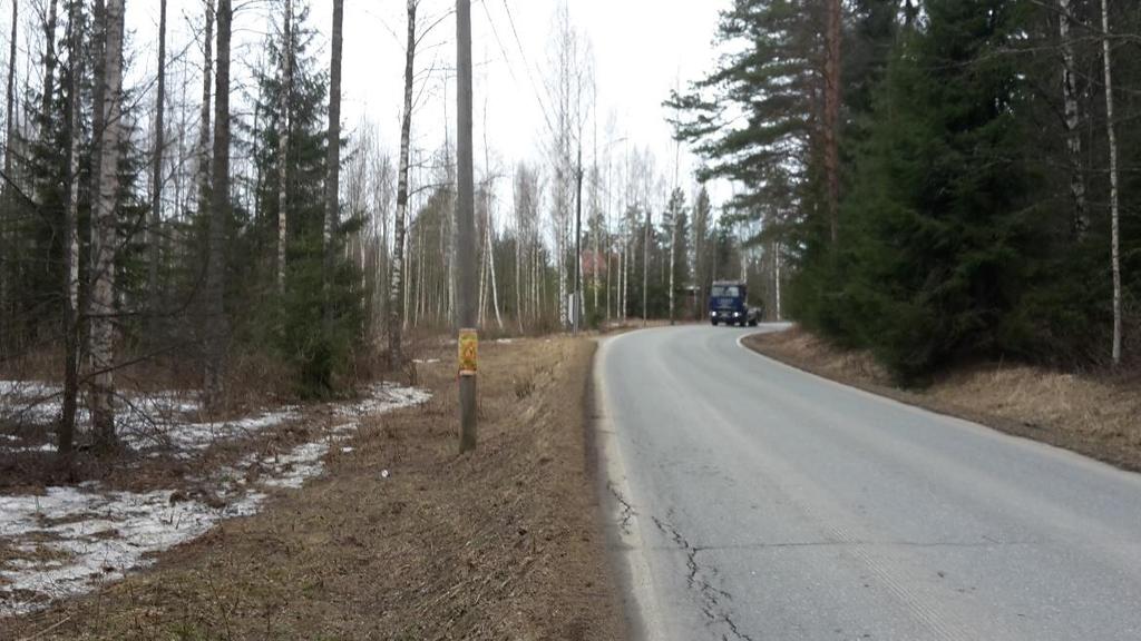 Parempi vaihtoehto on infotaulu, joka on helposti huomattavissa ja jossa kerrotaan selvästi koneiden vaara-alue.