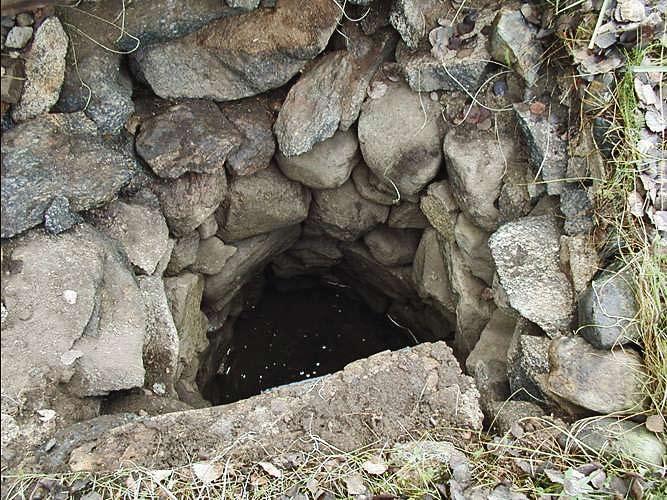 LIITE 3/5 hyväkuntoisissa kaivoissa. Väri, orgaanisen aineksen määrä ja sameus ovat sitä suuremmat, mitä heikkokuntoisemmaksi kaivo on todettu.