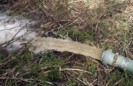 Kansilaatta siirretään syrjään pois kunnostamisen tieltä. Kaivon sisältä poistetaan ylimääräiset rakenteet, kuten välikannet.